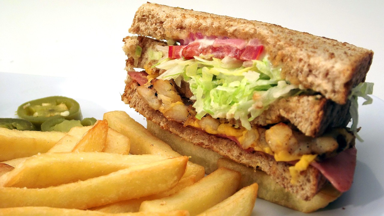 Perbandingan Menu Geprek Bensu dan Restoran Lain di Tasikmalaya